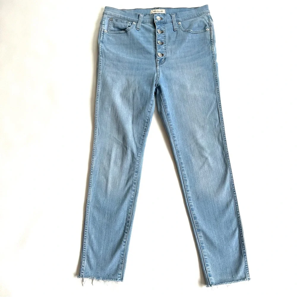 MADEWELL 10” HIGH-RISE LIGHT WASH BUTTON-FRONT RAW-HEM SKINNY JEANS. Sz30